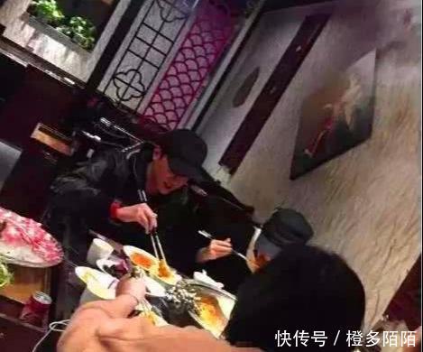 赵丽颖冯绍峰吃火锅被拍,有谁注意他手里夹的