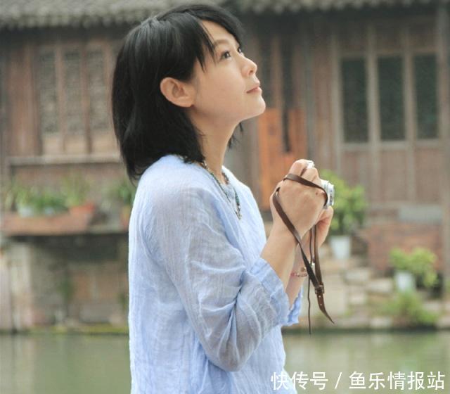 49岁刘若英真不显老,白色衬衫搭破洞牛仔裤,这颜值说30岁我都信 亚洲通娱乐官网