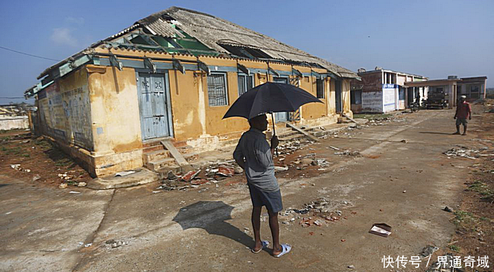 印度村庄遭到热带风暴袭击,人和牲畜无法一同