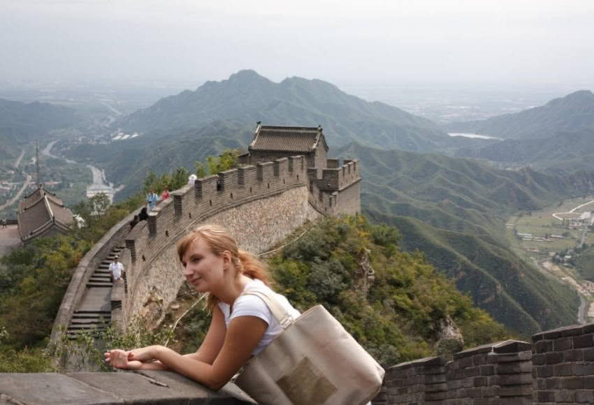 在长城行走,遇到一大群外国人,说的普通话游客