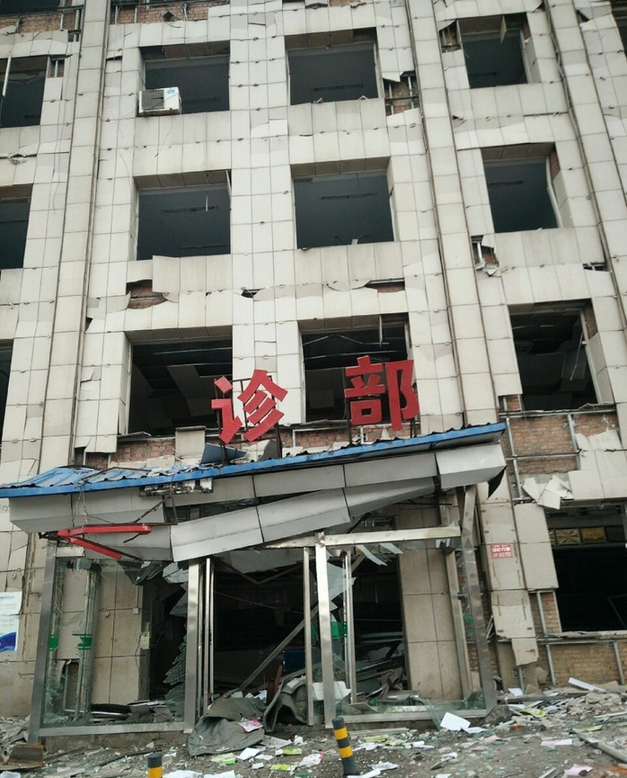 据网友爆料,榆林府谷县新民镇街道旁一建筑物发生爆炸,爆炸时间是