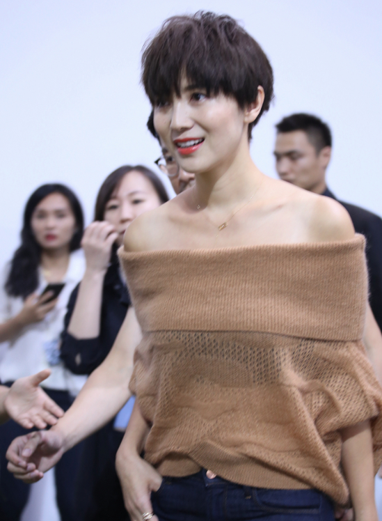 小宋佳短发凌乱露香肩 获助理左右搀扶
