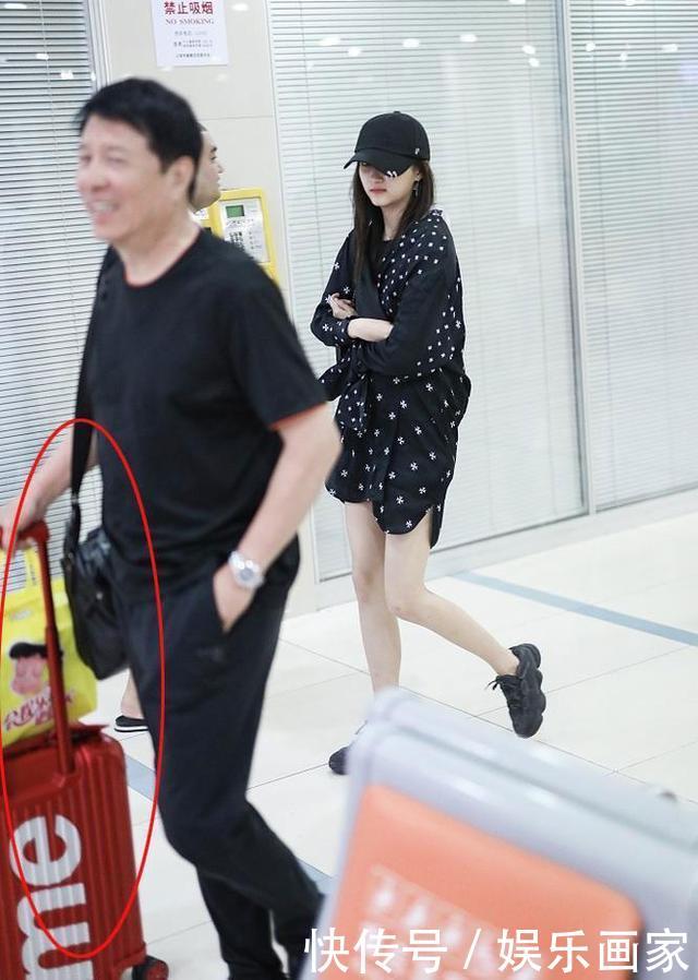 关晓彤现身机场,父母拿全部行李自己空手抱胸