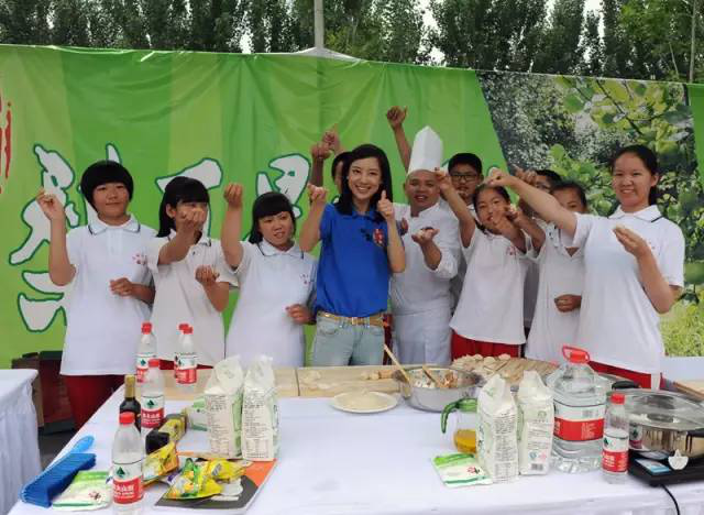 李杨薇梨花村里做评委 饺子包出"状元梦"