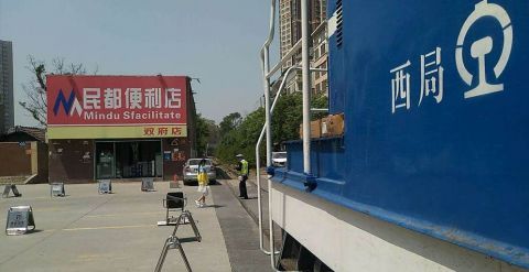 轿车停在铁道旁 火车被逼停堵了半个多小时