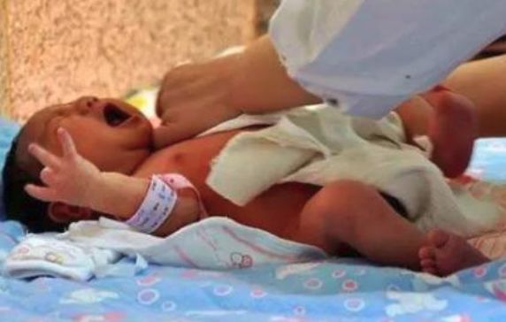 女子婚后不孕,40岁意外怀孕,生娃掉出一样东西,老公选择离婚