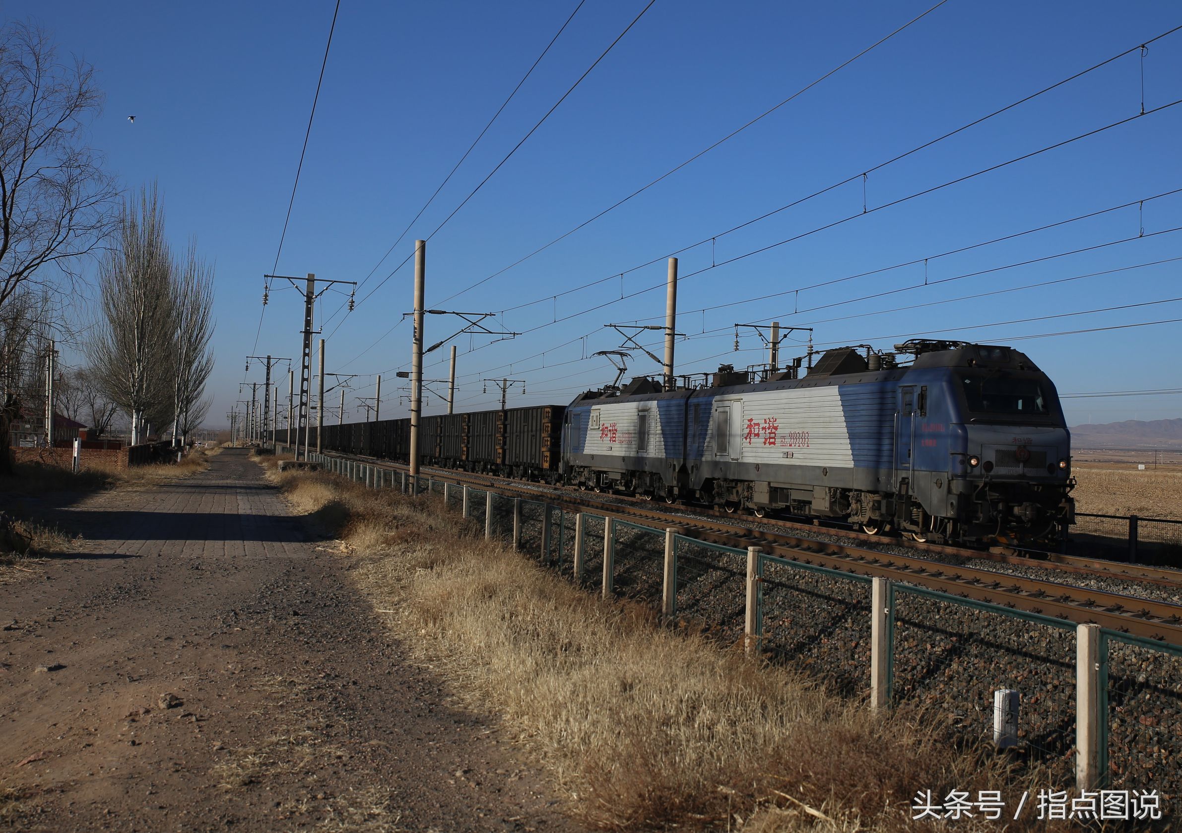 实拍我国最长重载列车 从车头走到车尾需要半