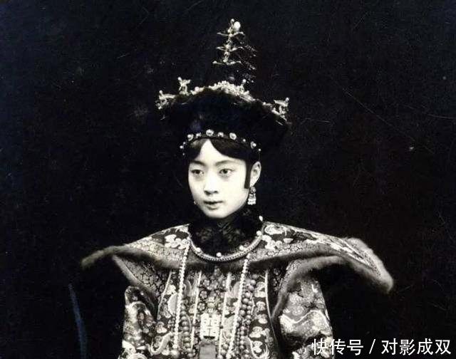 被传唤的小太监,意外撞见溥仪和婉容亲热,发现