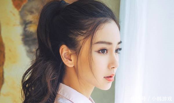 杨颖18岁在日本的照片流出,跟异性在酒吧喝酒