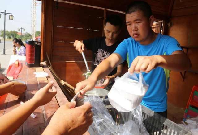 寺庙每天施舍免费斋饭, 大爷大妈每天来抢饭, 环