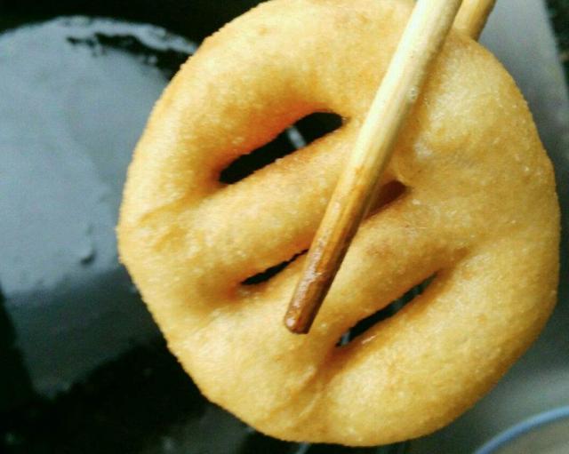 500克面两个鸡蛋,在家自制老北京炸油饼,又酥