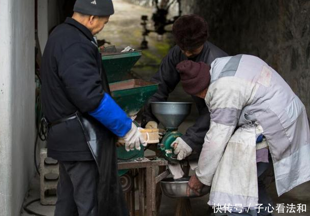 一位深山高僧的8张“私下”生活照，曾割肉救母终生一件佛衣