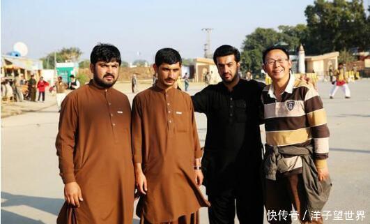 巴基斯坦小伙非常感动,在中国卖茶叶,结账时老