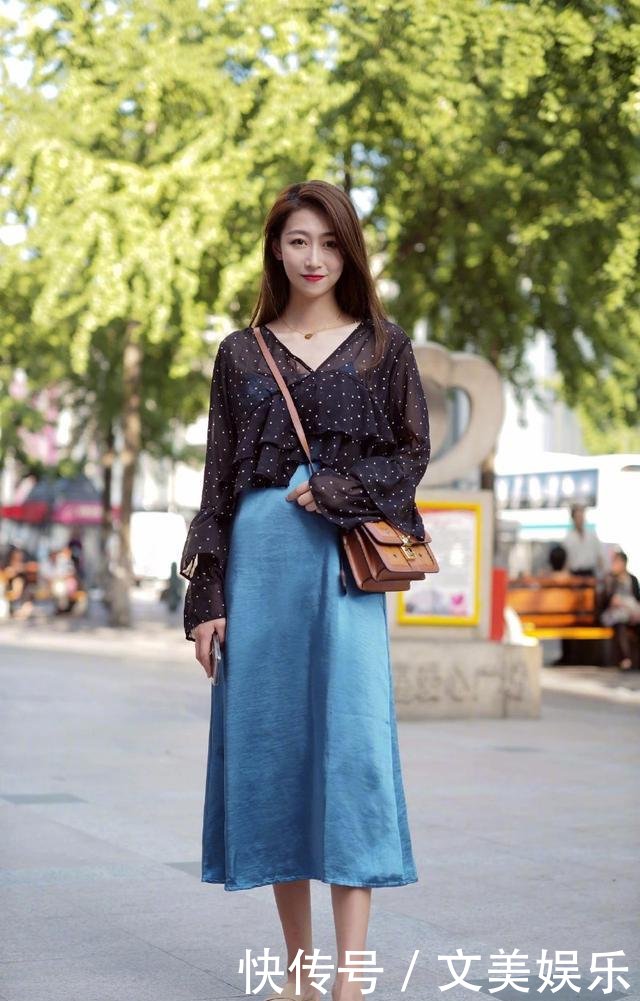 街拍美女上衣美女气质包臀皮裙,性感车祸,惨死时尚白色散发图片