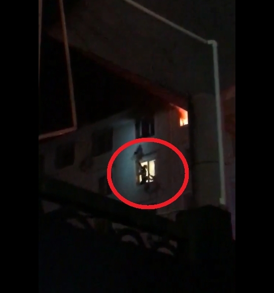 【转】北京时间 惊心动魄!消防5楼窗台探身徒手接住母女 - 妙康居士 - 妙康居士~晴樵雪读的博客 【转】北京时间 惊心动魄!消防5楼窗台探身徒手接住母女 - 妙康居士 - 妙康居士~晴樵雪读的博客