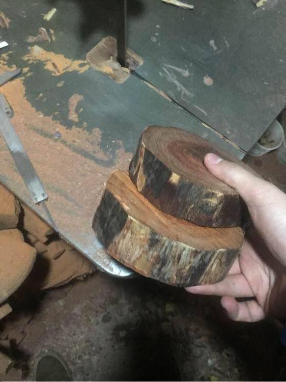 清洁工清理厕所时发现两块木头,找专人鉴定后