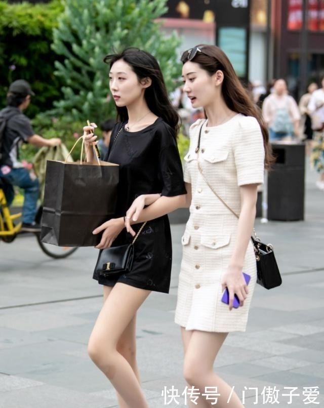 路人街拍,美女身穿一件黑色背心美女,非常a路人求合租吊带图片