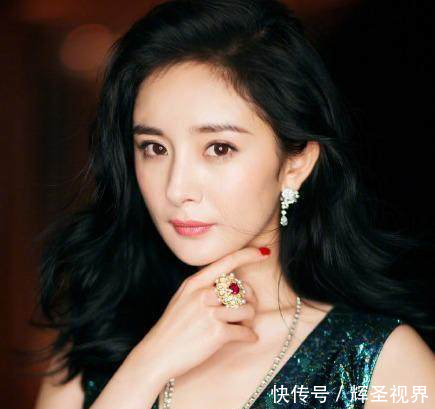 杨幂深V亮相性感撩人,全程扯衣服捂胸口怕走光