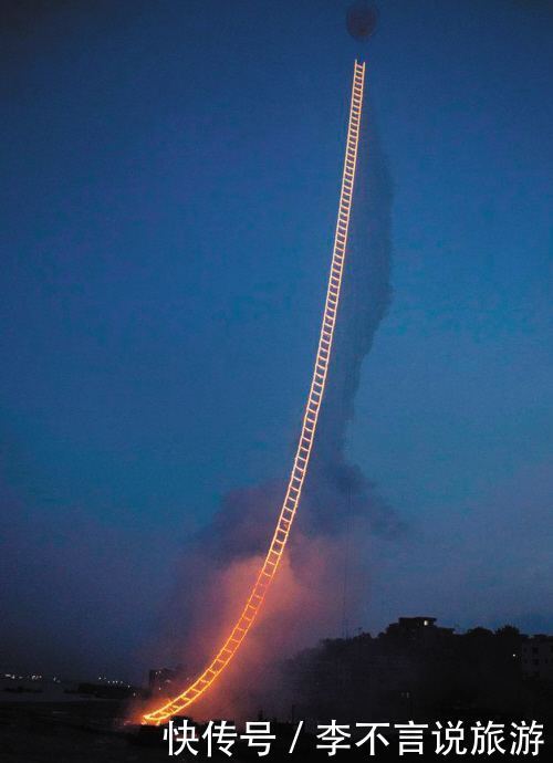 中国最美的天梯烟花:长达500余米,烟花悬于天