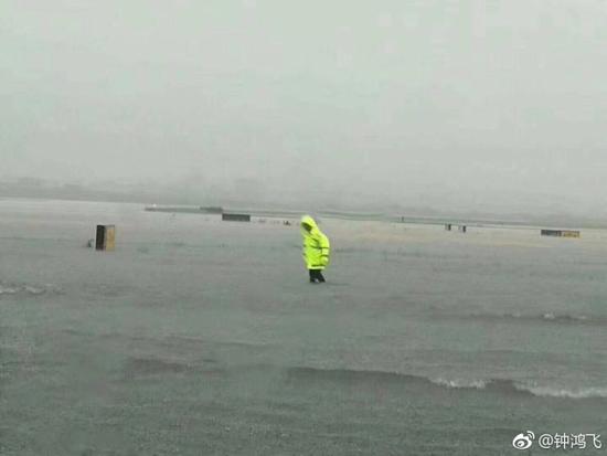 广州的雨有多大?白云机场被暴雨覆盖变\＂码头\＂了