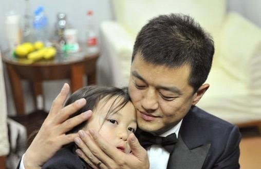 李亚鹏晒李嫣最新正面照,经过多次治疗,她的唇