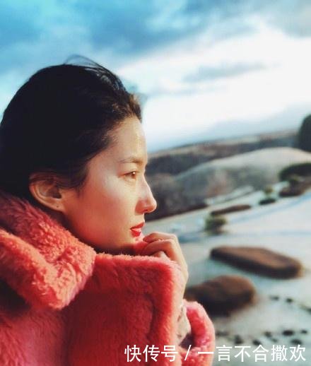 刘亦菲贡献最美游客照,穿粉色泰迪熊外套秒杀