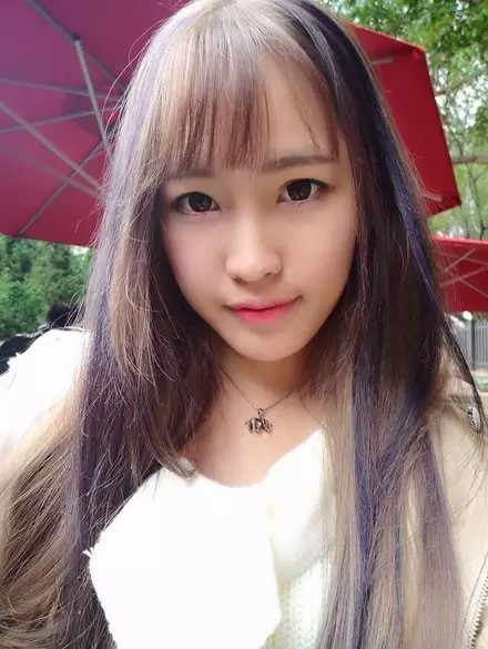 韩国美女主播米娜性感私照:胸上居然能站狗