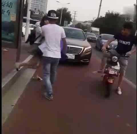 富二代开奔驰求婚!女子:“我男朋友骑电动车来接我了”!