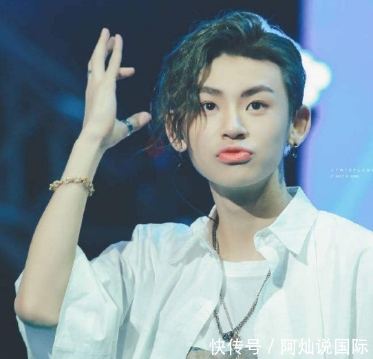 小鬼粉丝脱粉回踩后,队长蔡徐坤的话语引发关