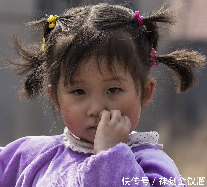 妈妈出差，让乡下婆婆带女儿，几天后回来，看到女儿乐坏了