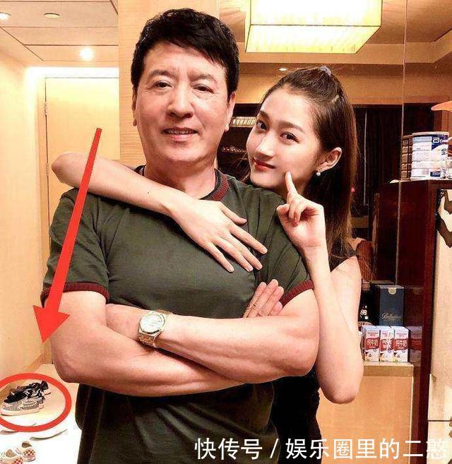 鹿晗关晓彤订婚了?关爸爸晒照片露破绽--将在