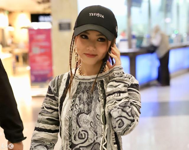 邓紫棋现身机场,蔡依林既视感,发型个性,完全认