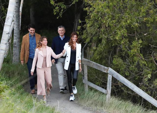 特鲁多被特朗普骂不诚实,却满脸笑容携妻散步