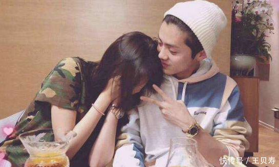 鹿晗关晓彤机场秀恩爱,后背抱太甜蜜,粉丝关