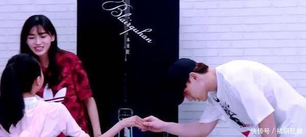 近期《舞林大会》杨颖在跟教师介绍邓论,这个