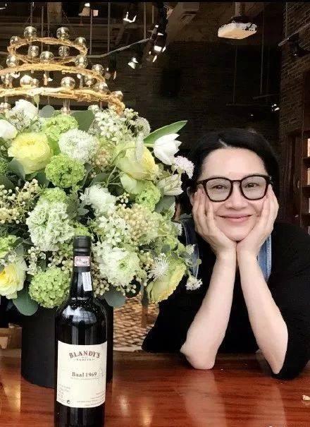 冻龄女神?49岁许晴素颜喝红酒,温柔似水,网友