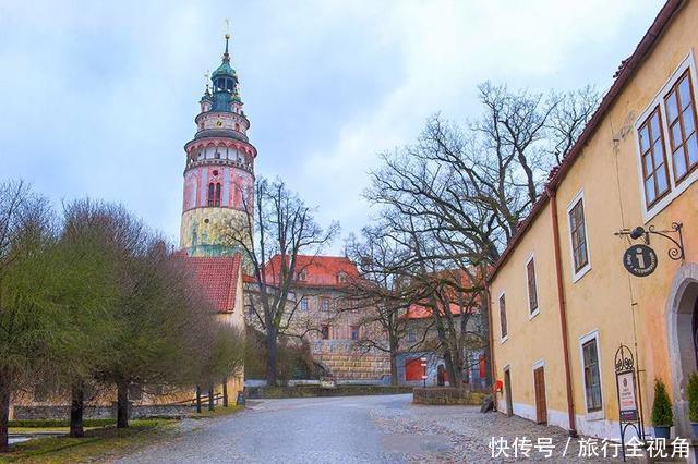 这个小镇曾被一个神秘家族统治，镇中许多地方被列为拍照禁地