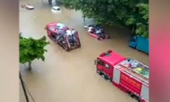 广州的雨有多大?白云机场被暴雨覆盖变\＂码头\＂了