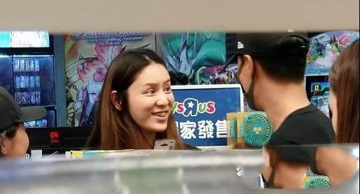 林峯懒理前女友吴千语公开新恋爱, 与女友逛街一路有说有笑很幸福