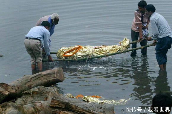 缅甸诡异传统水葬, 以尸养鱼, 等鱼长大以后用来煲汤喝