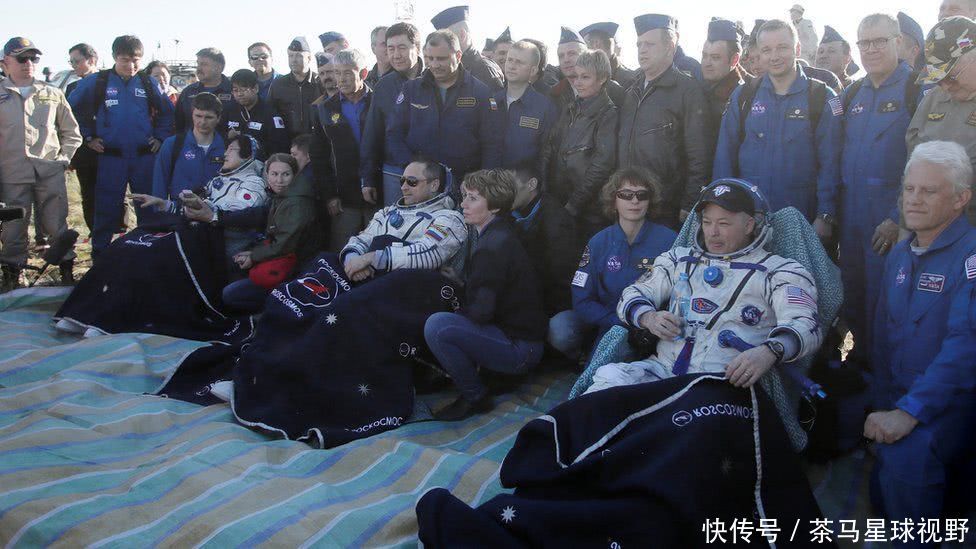 哈萨克大草原壮观景象，联盟号宇宙飞船搭载三名宇航员成功降落