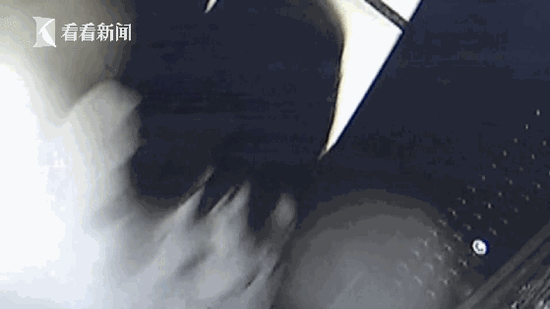 我回了一下头,看到有一个骑电动车的男子就紧跟着我,跟着我特别近