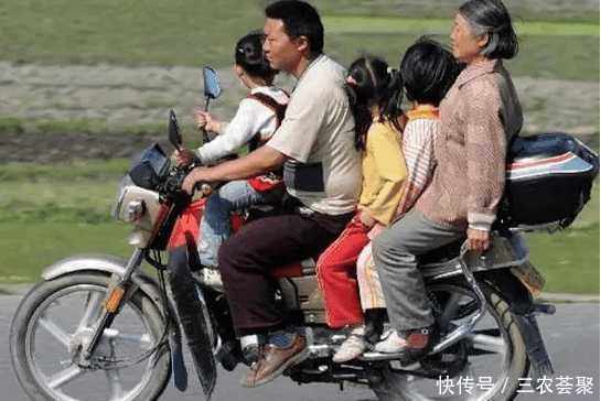 为什么农村人骑摩托车都不考驾照?农村老农说