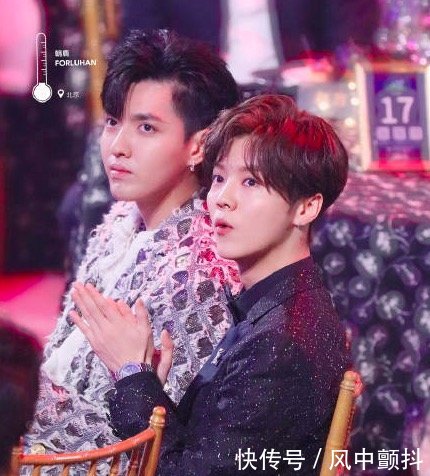 鹿晗吴亦凡出席尖叫之夜 两人同桌交头接耳良