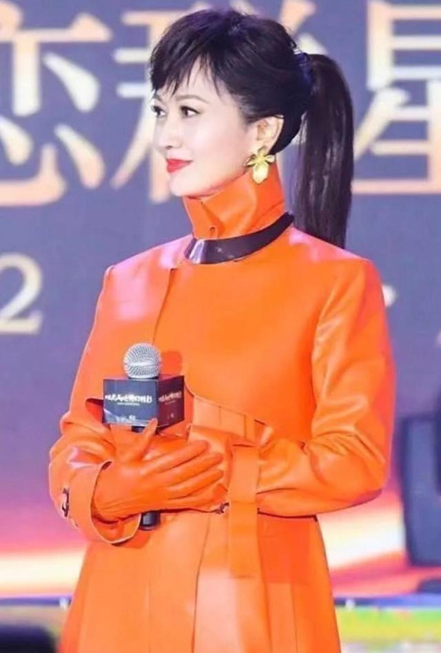 64岁赵雅芝换发型了,空气刘海扎马尾,网友奶奶