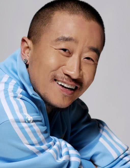 现在李彧都已经48岁了,而他的妻子则是比他小16岁,因为这个年龄相差的