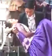 前男友公主抱抢婚 新郎冷眼旁观