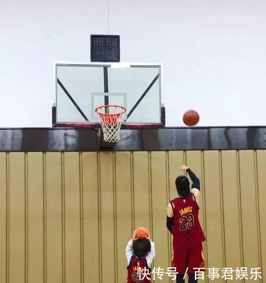 黄晓明2岁儿子正面照曝光, 小海绵原来长这样