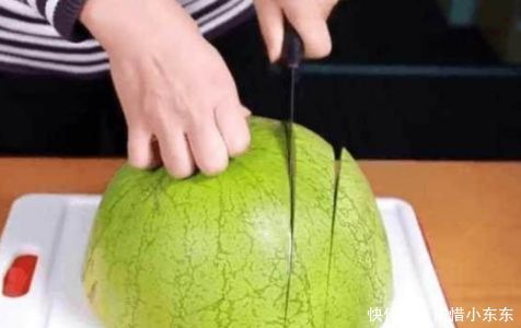 饭店服务员这样切西瓜,客人见了纷纷称赞,网友
