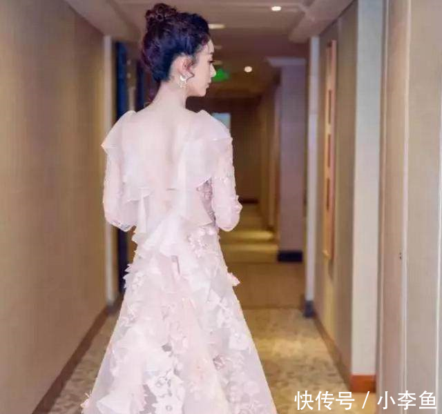 29岁的赵丽颖和42岁林志玲同穿露背裙,差距也
